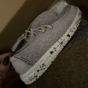 Hey Dudes youth size 2